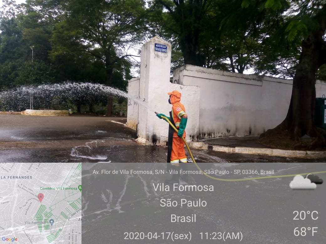 #PraCegoVer visualiza-se a imagem de um agente de limpeza realizando a lavagem do entorno do Cemitério de Vila Formosa.